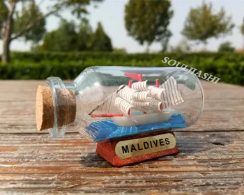 Maldivler hatıra mantar cam şişe dileğiyle şişe yelkenli tekne sürüklenen şişe